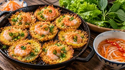 Bánh khọt Vũng Tàu tôm tươi giòn rụm cuốn rau sống chấm nước mắm chua ngọt
