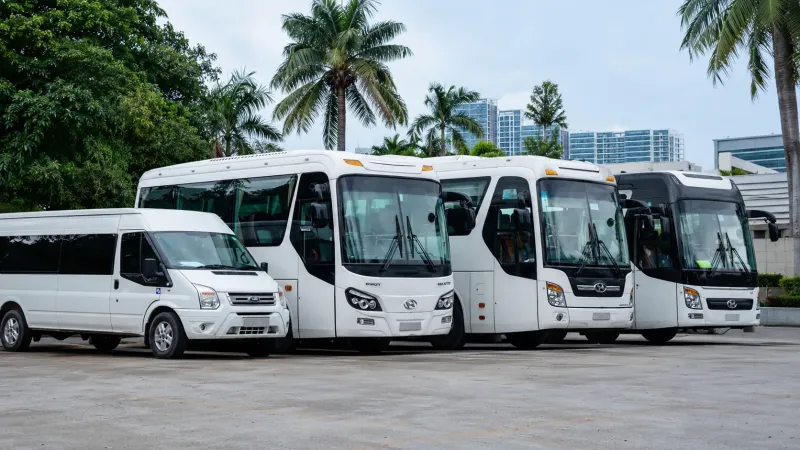 Bảng giá thuê xe đưa rước công nhân viên TPHCM theo tháng 2026